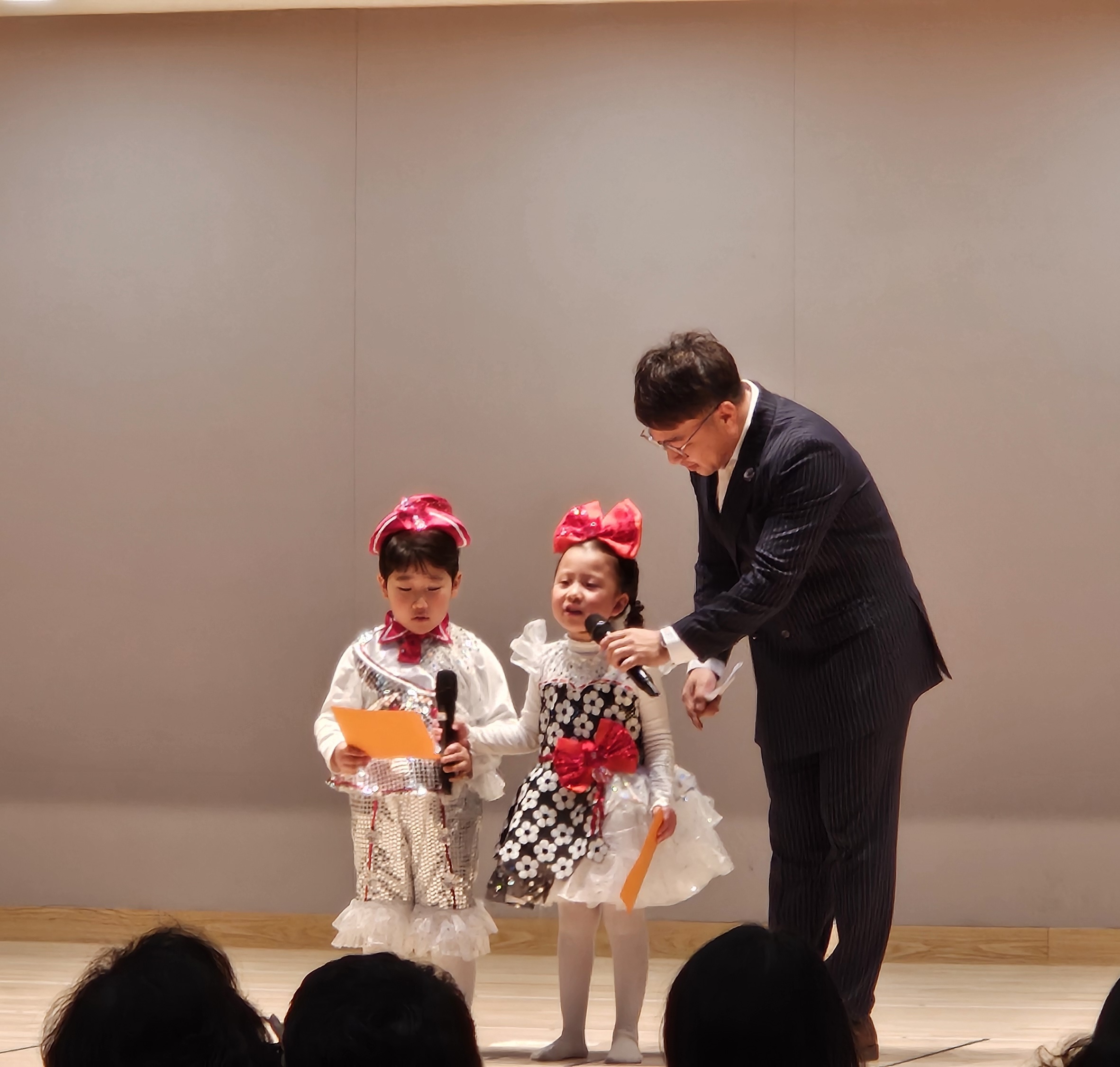 민서 어린이집 연말 발표회를 보러가다